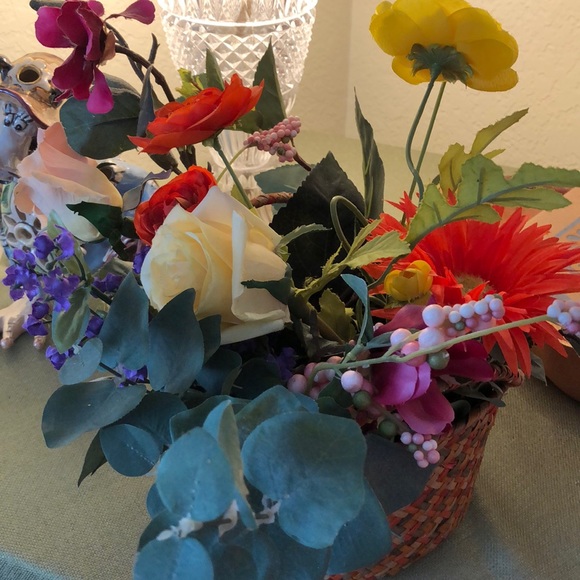 Artificial flowers in basket done by seller - Picture 3 of 3